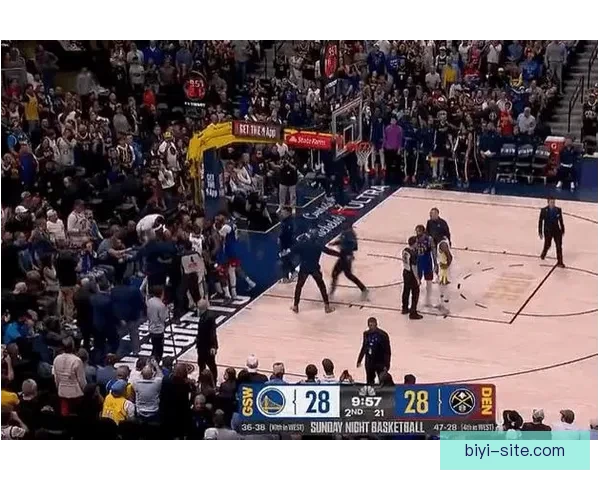 火药味浓烈勇士掘金球员冲突升级佩顿纳吉梅尔顿三人同时吃T